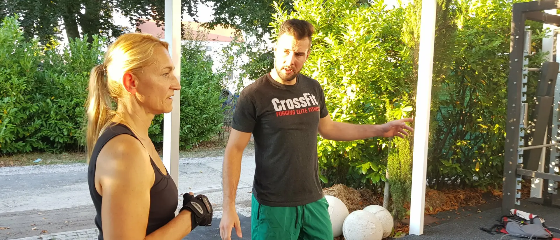 Coach erklärt einem Member etwas